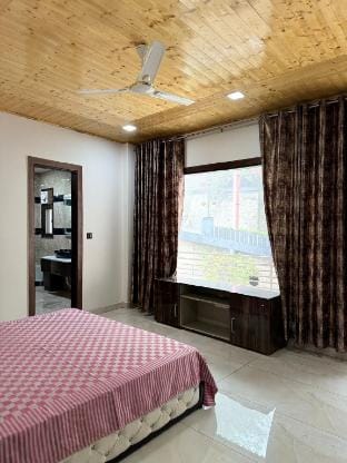 The Ivyview Villa. Barog(Near Kasauli) 4 bedrooms Vacation rental in Himachal Pradesh