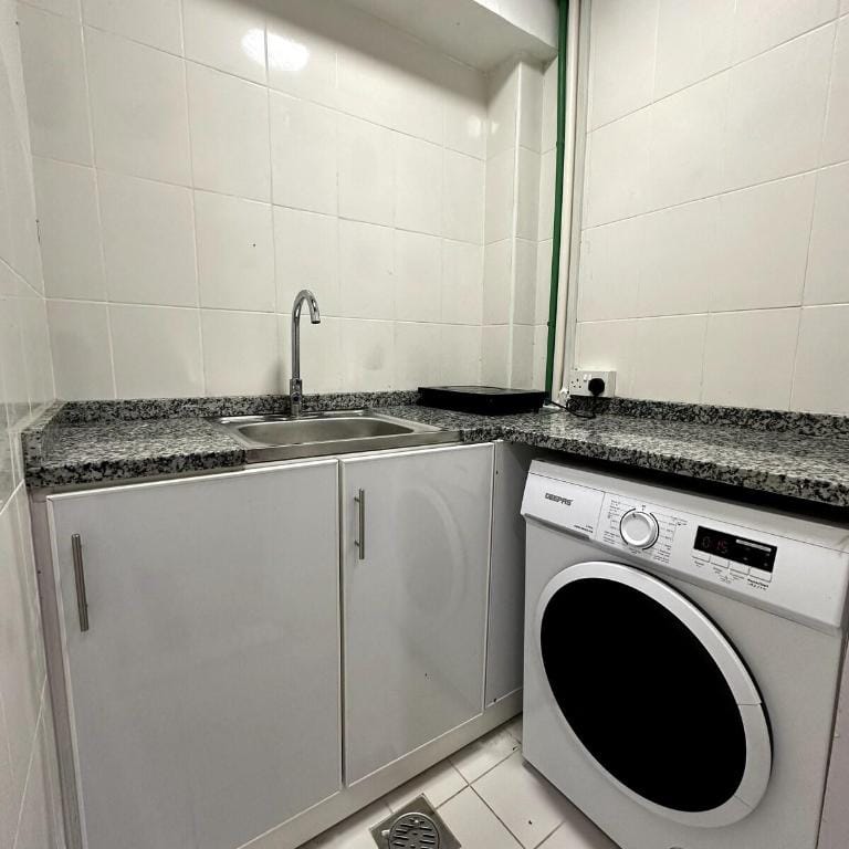 Hostalio - Metro Apartment in Dubai