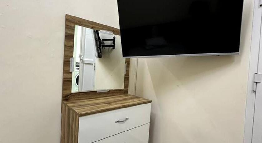 Hostalio - Metro Apartment in Dubai