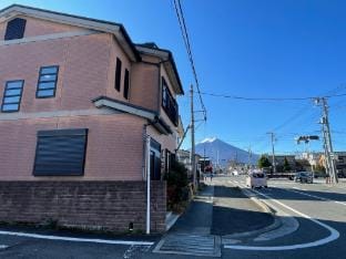 YiyashiHikari富士吉田2距离富士山站700米，到富士急乐园坐电车仅一站。最大可容纳8人。 Villa in Shizuoka Prefecture