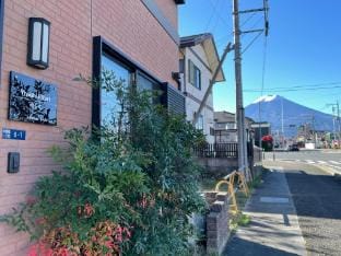 YiyashiHikari富士吉田2距离富士山站700米，到富士急乐园坐电车仅一站。最大可容纳8人。 Villa in Shizuoka Prefecture