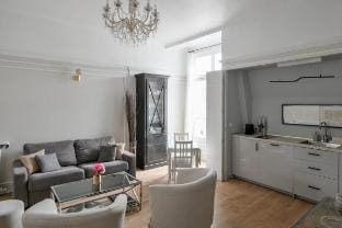 Champs-Élysées apt sleeps 4 w/ AC Apartment in Paris
