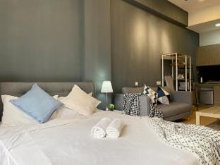 Serene Studio w KLCC View | Netflix | 100Mbps WIFI Vacation rental in Federal Territory of Kuala Lumpur