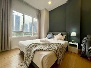 Serene Studio w KLCC View | Netflix | 100Mbps WIFI Vacation rental in Federal Territory of Kuala Lumpur