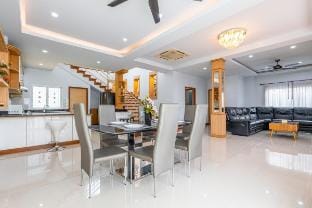 市中心sunflower向日葵高端5卧泳池别墅 Villa in Pattaya City