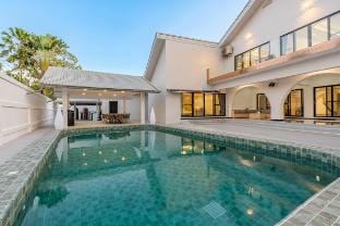 TML-豪华大别墅6房8卫（独立泳池、KTV、桑拿房、健身区) Villa in Pattaya City