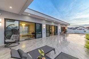 TML-Jomtien Beach 5 bedrooms  (KTV room + pool) Villa in Pattaya City