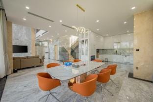 Lucky Villa,5 Bed Rooms, 4 Bathroms, Private Pool. Villa in Hoa Hai