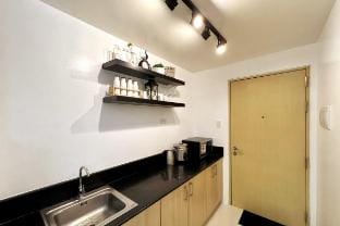 Taal View • Top Floor • 200Mbps • Netflix Apartment in Tagaytay