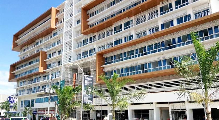 Modern 1BR Condo + Balcony & Pool, next to SM Mall Apartment in Cagayan de Oro