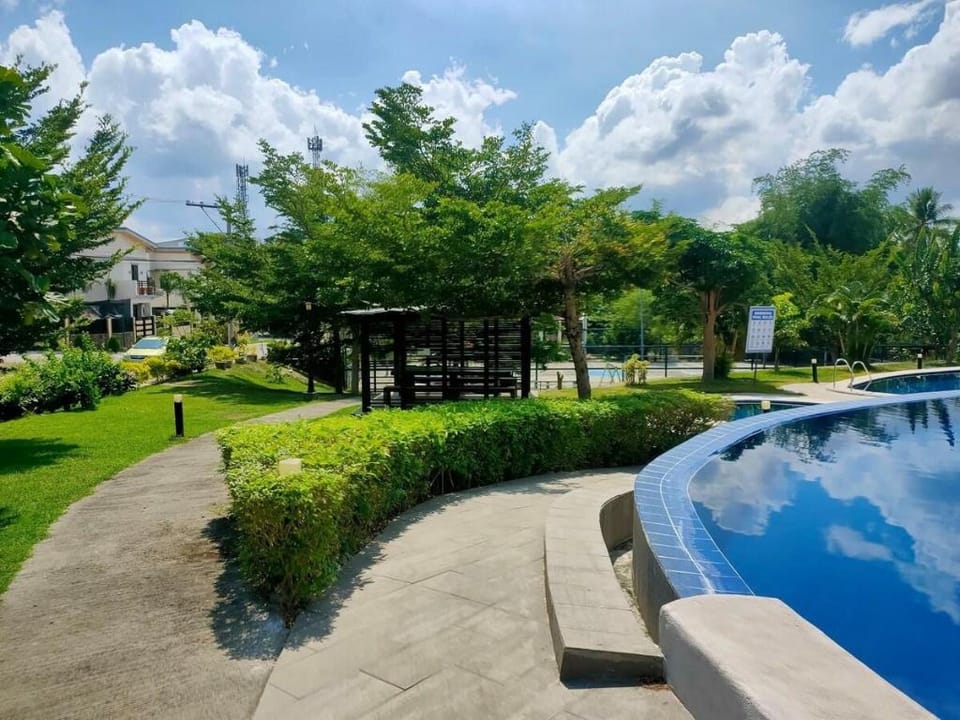 homefortzone Lipa/ netflix/pool/wifi/interiored Apartment in Calabarzon
