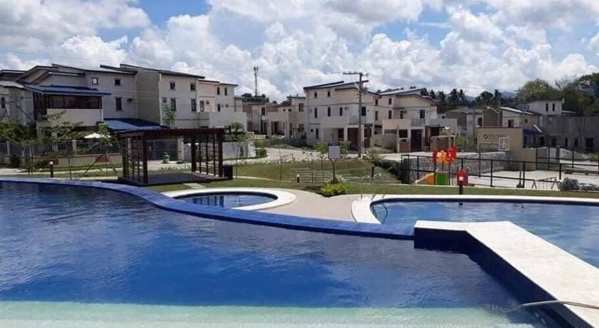 homefortzone Lipa/ netflix/pool/wifi/interiored Apartment in Calabarzon