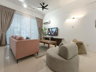 cozy 6BR 3Storey Large home for 22pax Vacation rental in George Town