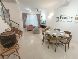 cozy 6BR 3Storey Large home for 22pax Vacation rental in George Town