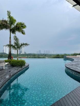 8-Person Iskandar Family Resort Legoland Netflix Membership Wi-Fi Pool Beach Vacation rental in Johor