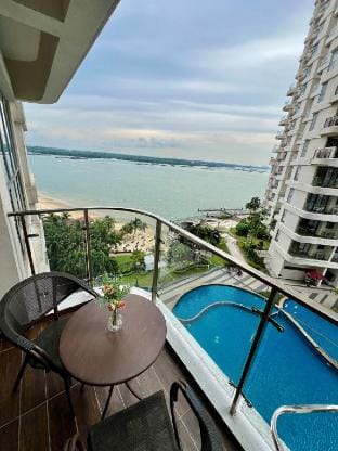 Sea&poolview 2R2B balcony 4-6pax Apartment in Johor Bahru