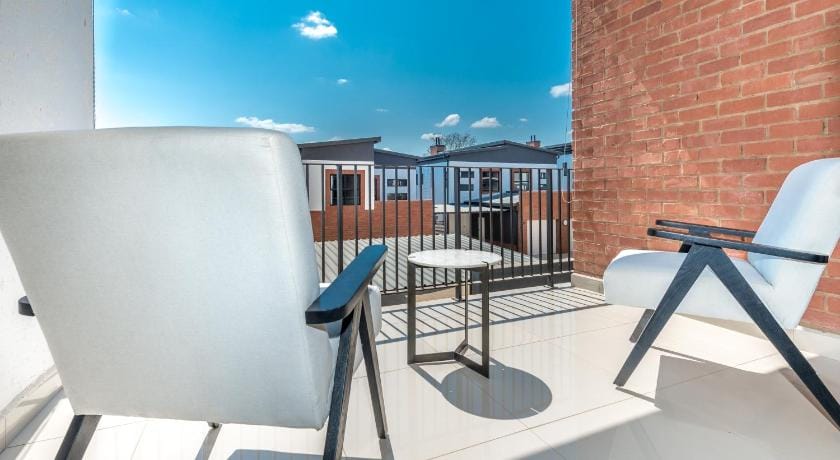 Long  Short Stays With Uncapped Wi-fi  Security Apartment in Sandton