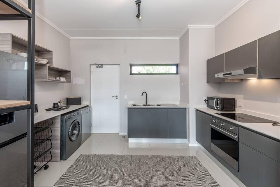 Long  Short Stays With Uncapped Wi-fi  Security Apartment in Sandton