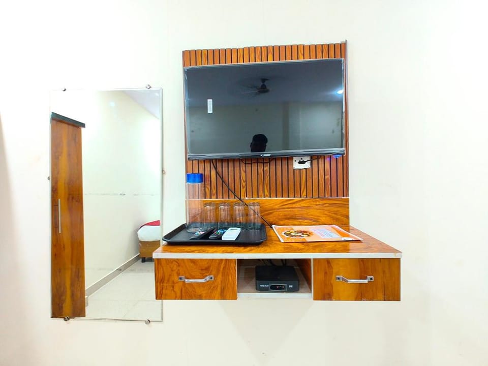 Hotel Kashi Grand Inn ! Varanasi - Best location Near Shree Kashi Viswanath Temple and Ganga Arti Da Hotel in Varanasi