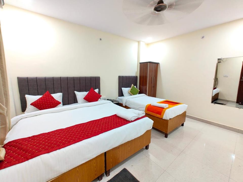 Hotel Kashi Grand Inn ! Varanasi - Best location Near Shree Kashi Viswanath Temple and Ganga Arti Da Hotel in Varanasi