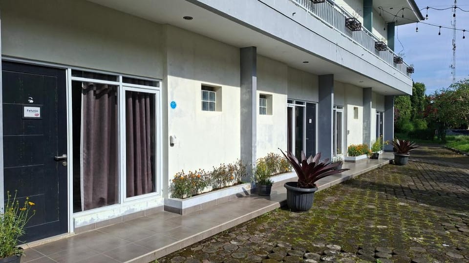 Maple House by Villa Istana Bunga Hotel in Parongpong