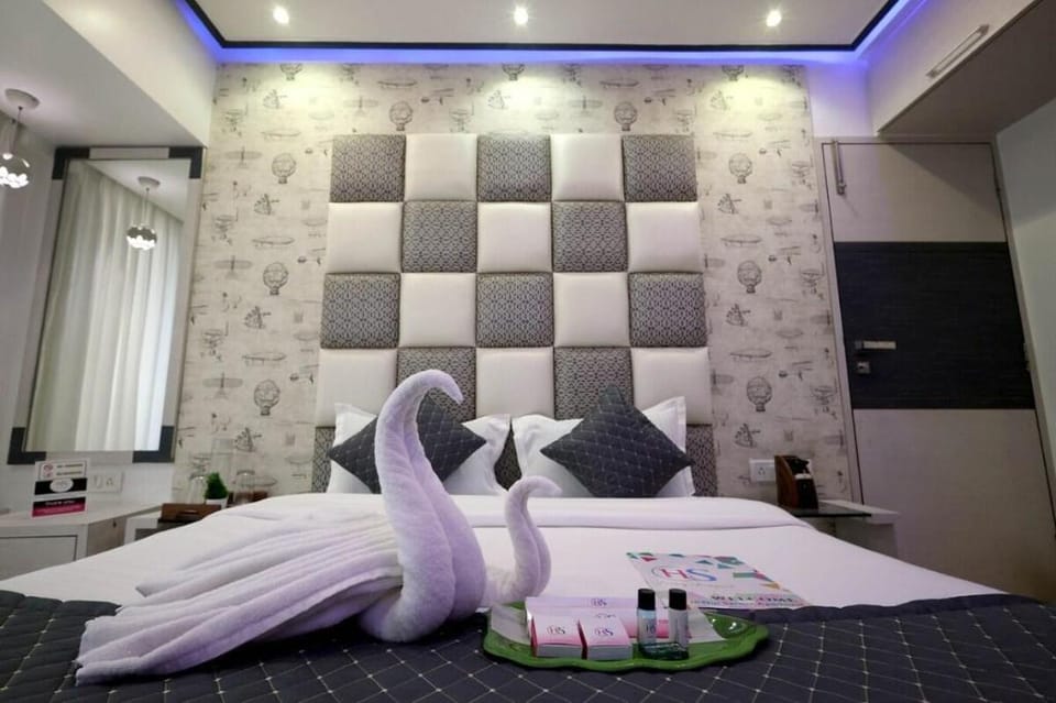 Business Stay: 2 BHK Service Apt in Posh Bandra Apartment in Mumbai