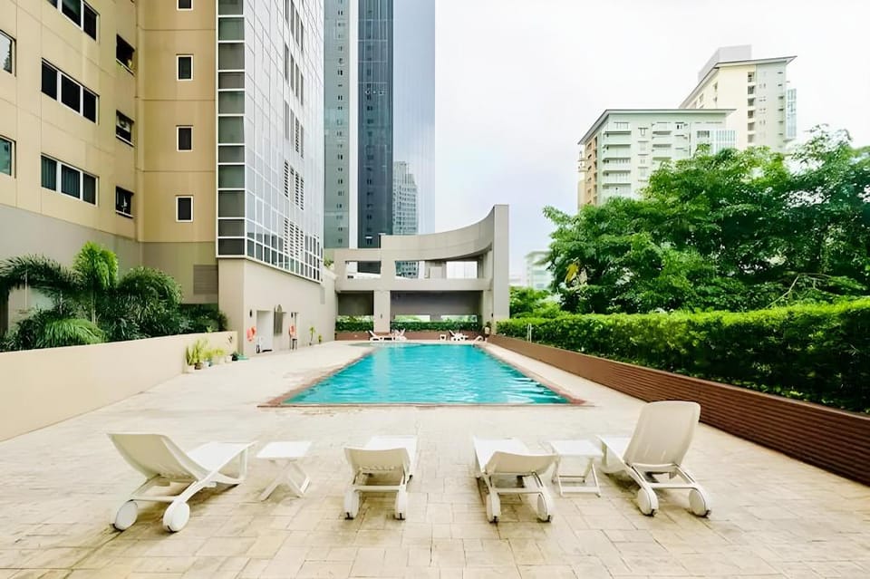 Cozy Studio @SoMa BGC Near SM Aura and High Street Apartment in Makati