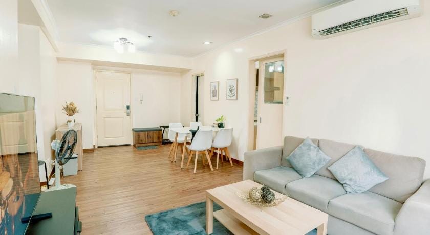 Cozy Studio @SoMa BGC Near SM Aura and High Street Apartment in Makati