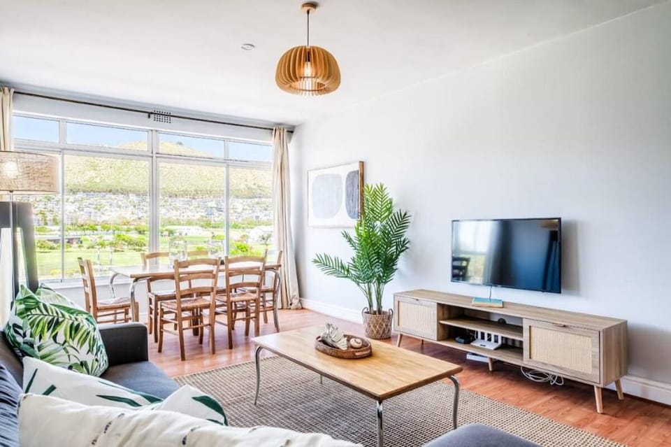 Beautiful Apartment w Scenic Views Fairway Haven Apartment in Cape Town