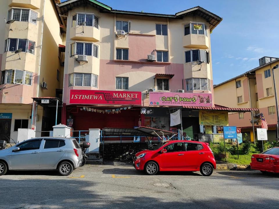 Nur Homestay | Damansara Damai Apartment in Petaling Jaya