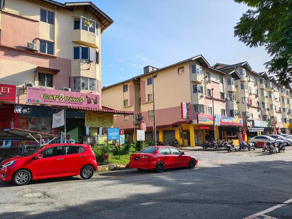 Nur Homestay | Damansara Damai Apartment in Petaling Jaya