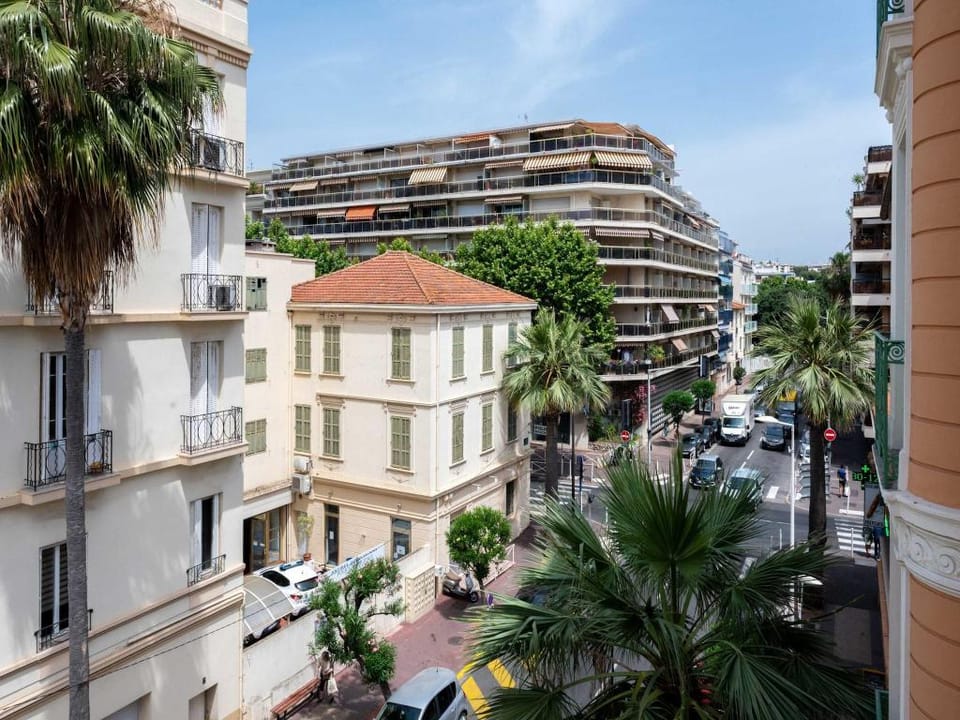 Nice apartment Juan-Les-Pins - 300m Beach Apartment in Antibes