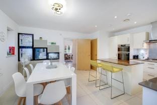 Foxherne 6 Bedroom 3Bath Serviced House 18 Vacation rental in Slough