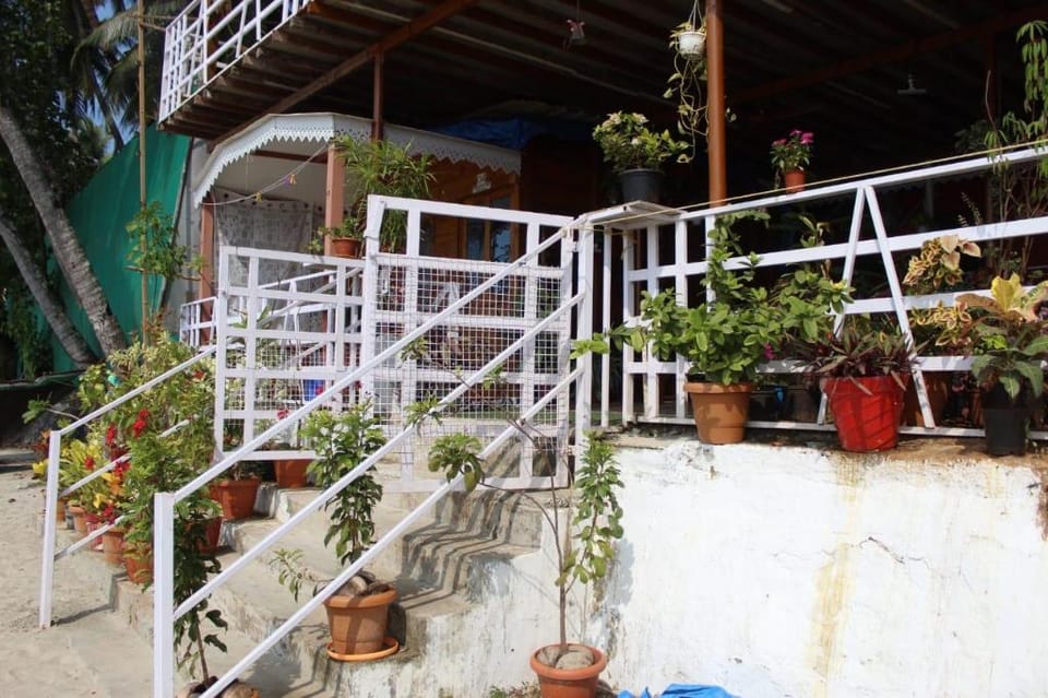 Lira Beach Place Hotel in Canacona