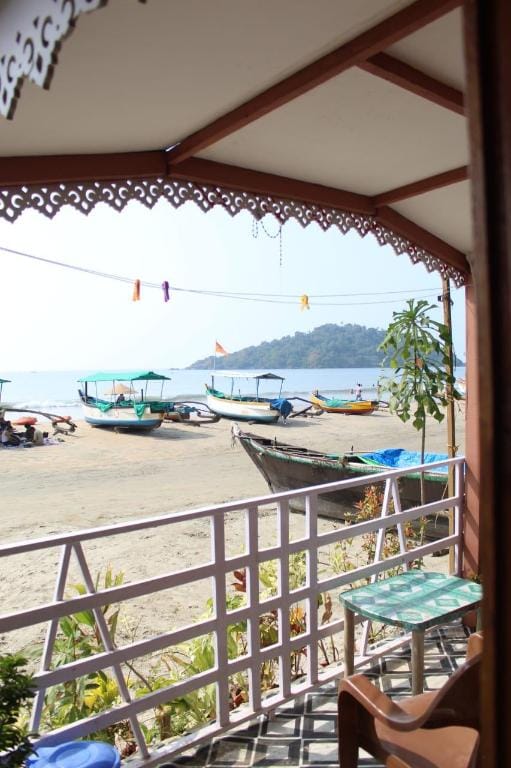 Lira Beach Place Hotel in Canacona