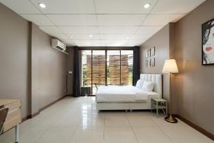 Grand 4BR Townhouse in the Heart of BKK - Emsphere Vacation rental in Bangkok