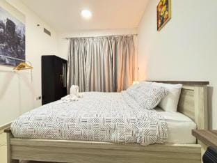 Lux 1BR, KingSize Bed | Pool, Hot Tub & Workspace Apartment in Dubai