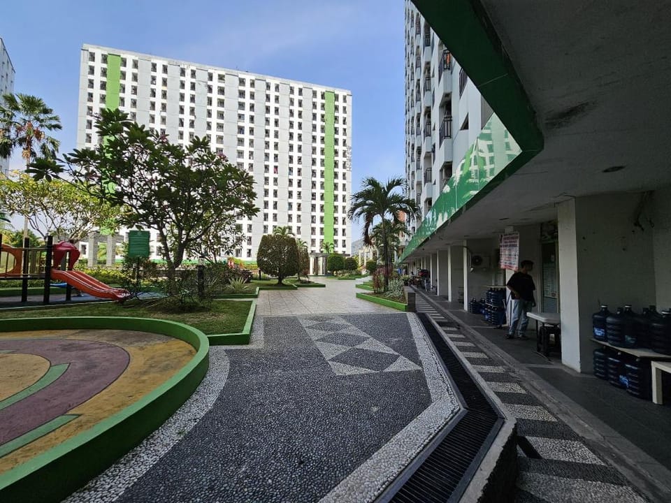 Apartemen Green Lake View Ciputat by Twin Property Hotel in South Jakarta City