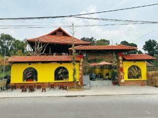 Một homestay & cafe mang phong cách tân cổ điển Vacation rental in Cambodia