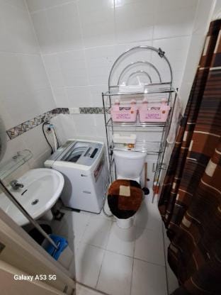 Accessible to airport and big malls in makati Apartment in Makati