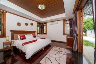 Tropical Retreat Villa Aurora 4 bedrooms with pool Villa in Kamala