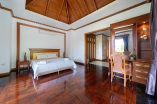 Tropical Retreat Villa Aurora 4 bedrooms with pool Villa in Kamala