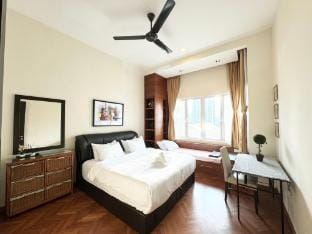 Straits Quay High Floor Relax Suite | 4 pax Apartment in Penang