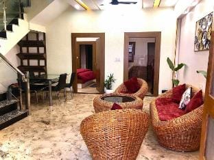 A radiant villa on Ganges with modern amenities Villa in Rishikesh