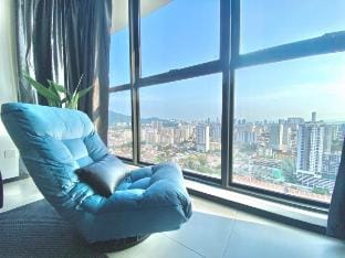 UrbanSuites #Cityview #Infinitypool #2BR2Bath#4pax Vacation rental in George Town