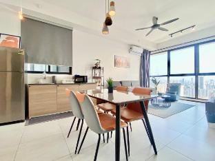 UrbanSuites #Cityview #Infinitypool #2BR2Bath#4pax Vacation rental in George Town