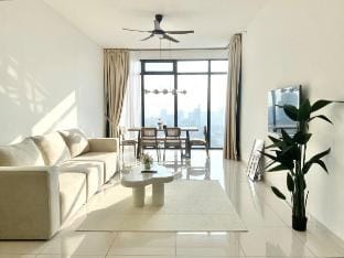 Skypool 城市海景套房 Modern Chic 2BR 2Bath Suite #5pax Vacation rental in George Town