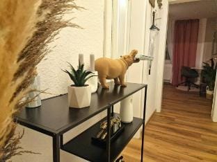 Light Jungle Suite | Seltersweg Netflix TV Jumanji Apartment in Giessen