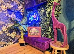 Dark Jungle Suite | Seltersweg Netflix TV Jumanji Apartment in Giessen