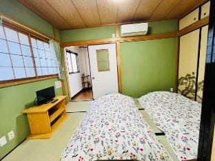 家庭、团体，可住13人，難波、心斎橋、黑门市场、通天阁、梅田、环球影城，市内及机场交通便利 Villa in Osaka